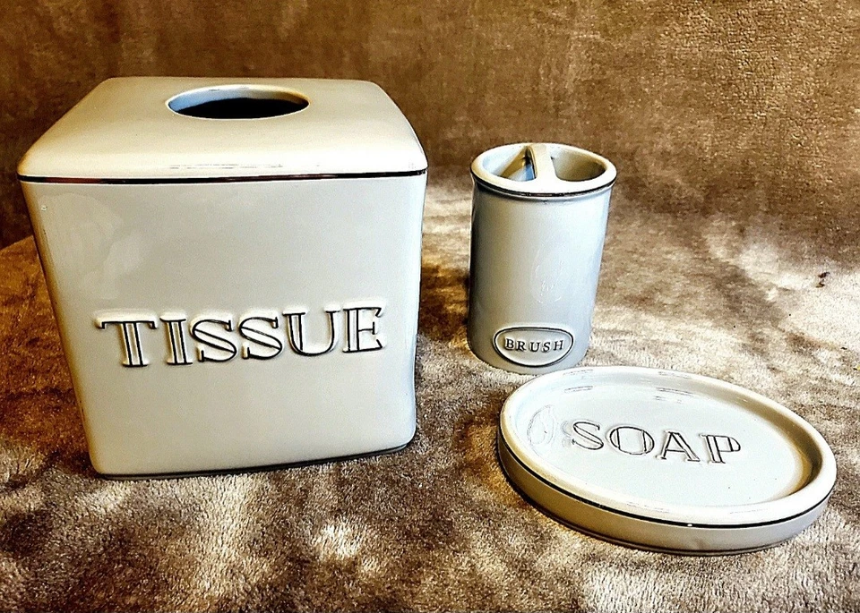 Juego de artículos de aseo de baño de cerámica Rae Dunn de 3 piezas Foto 2 de 2