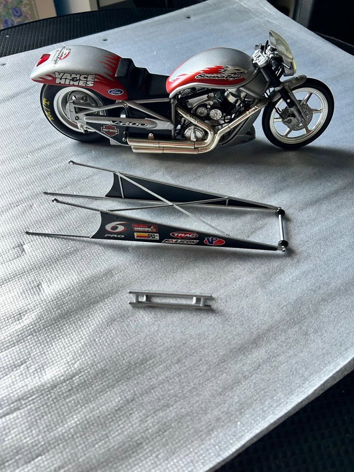 Modellino moto Harley Davidson Screamin' Eagle/Vance & Hines 1:9 nuovo - Immagine 4 di 4