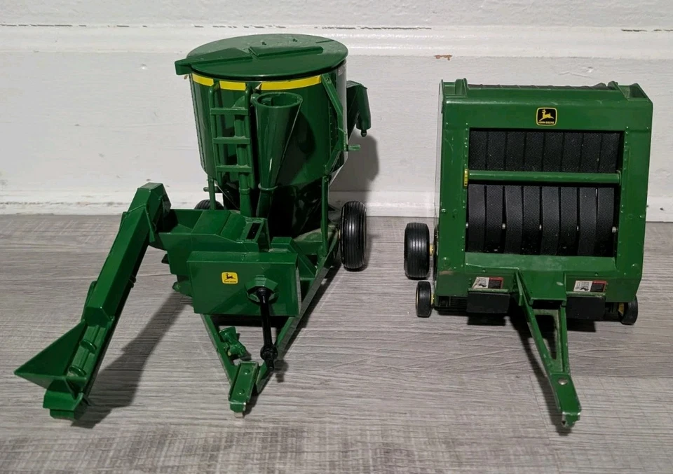 ERTL John Deere Grain Mixer and 1/16 567 Hay Baler w/ Bale of Hay Farm Toys - Image 2 of 4