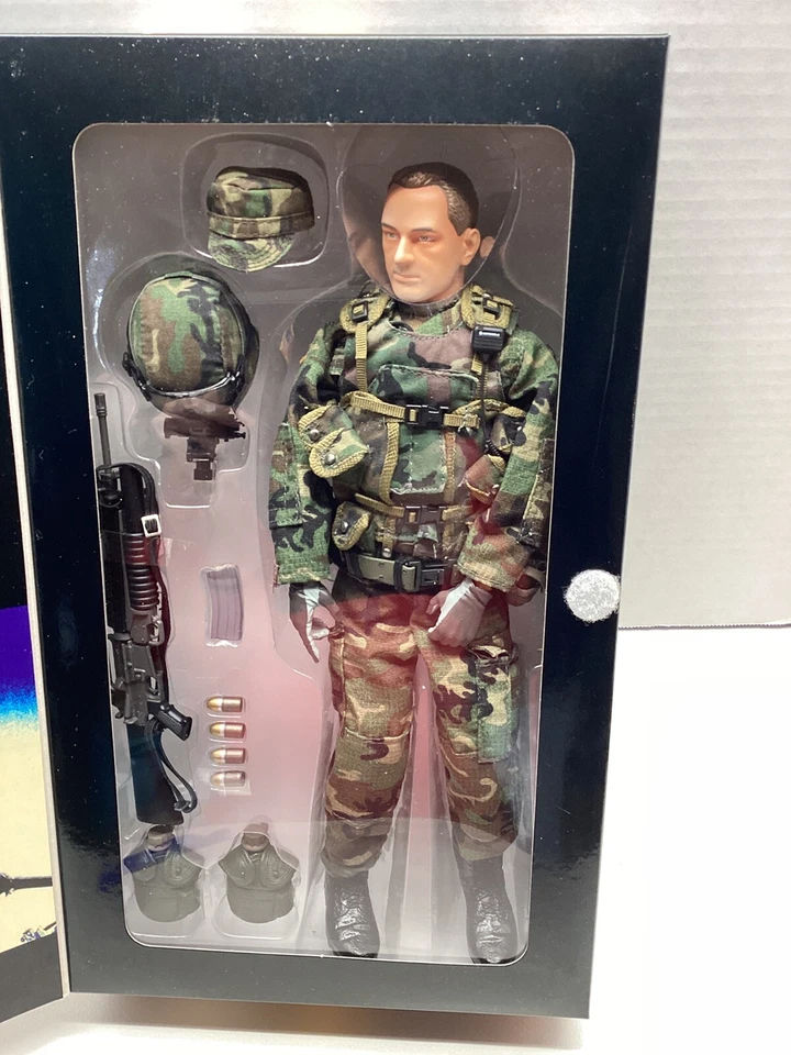 Dragon Screaming Eagle 101st Airborne Air Assault Grenadier Kevin 12" Figure  - Image 3 of 4