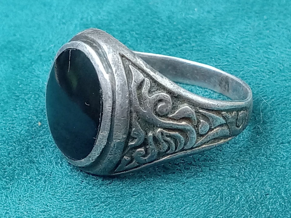 Anillo para hombre vintage ornamentado de plata de ley con montura ovalada de ónix negro: talla 12 Foto 2 de 4