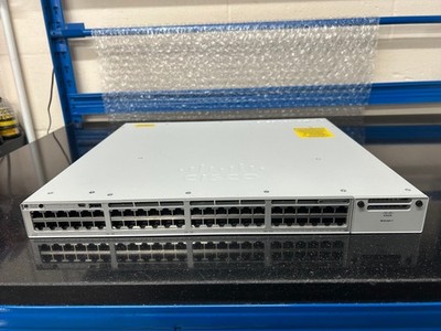 Cisco C9300-48P-E Switch Dual 715W PSUs Rackhalterungen inklusive.