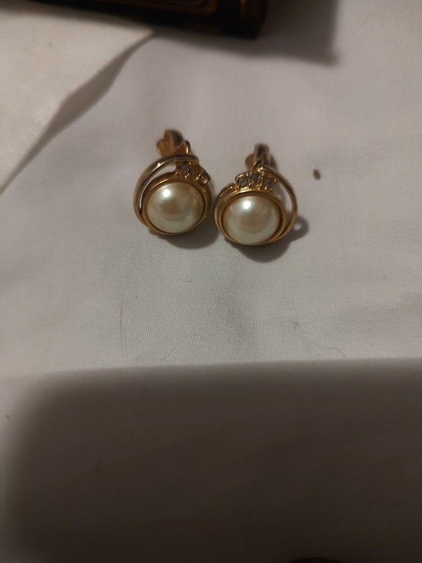 Vintage Estate Monet Gold Tone Round Faux Pearl Clip On Earrings 3/4”