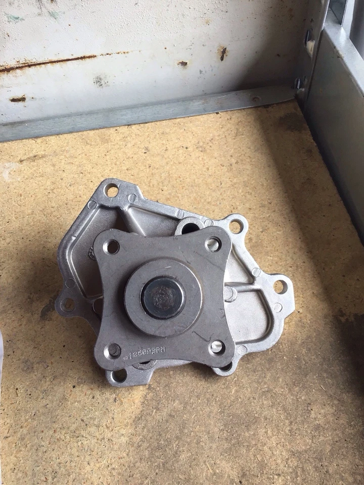 Nueva bomba de agua CARQUEST T4198 para Nissan Pathfinder Armada Titan Infiniti QX56 Foto 2 de 4