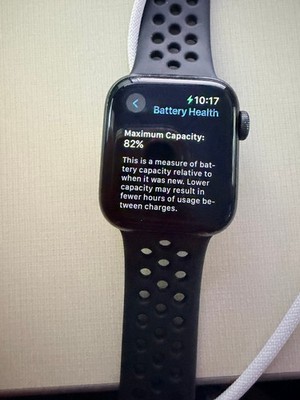 Apple Watch SE Nike 40mm Gray Aluminum Case Smartwatch MKQ33LL/A