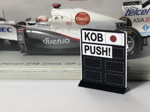Pitboard 1:43 (Pizarra F1) / Kamui Kobayashi (Sauber) 2011 / KOB PUSH! - Bild 1 von 2