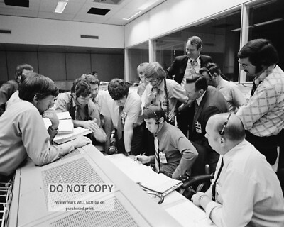 NASA OFFICIALS DISCUSS UNDEPLOYED SOLAR PANEL ON SKYLAB - 8X10 PHOTO (ZZ-964)