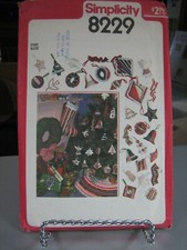 Simplicity 8229 Christmas Wreath, Tree Skirt, Stocking Ornaments Pattern