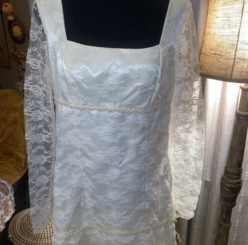 60’s Vintage Elegant White Lace Wedding Gown And Head Piece - Image 2 of 4