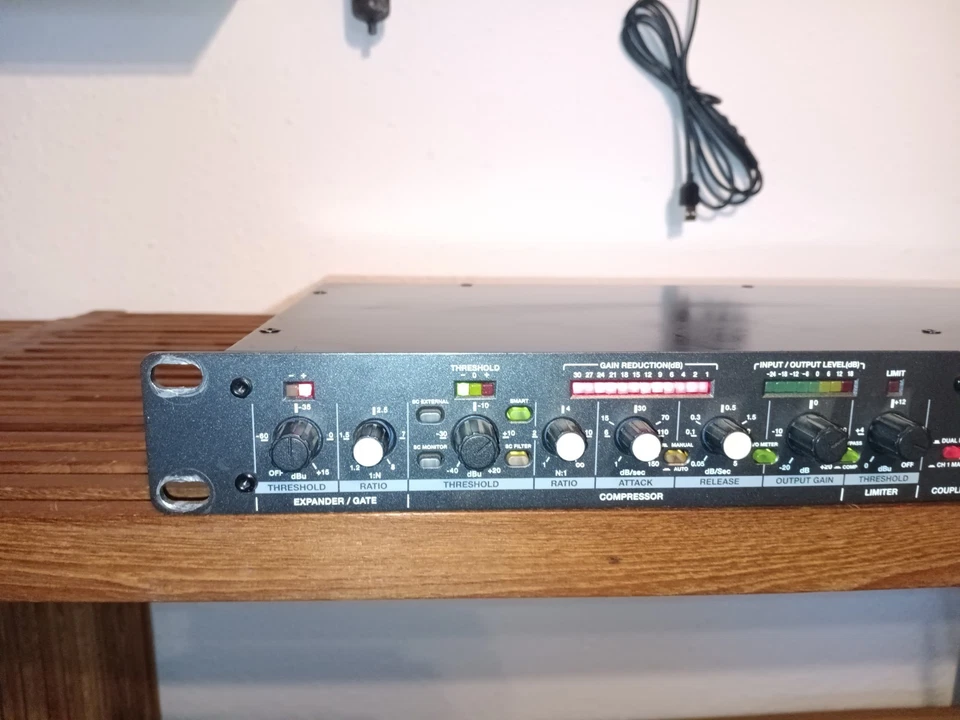 ALESIS 3632 Compressor mit Sidechain-Option und Expander/Gate - Bild 4 von 4