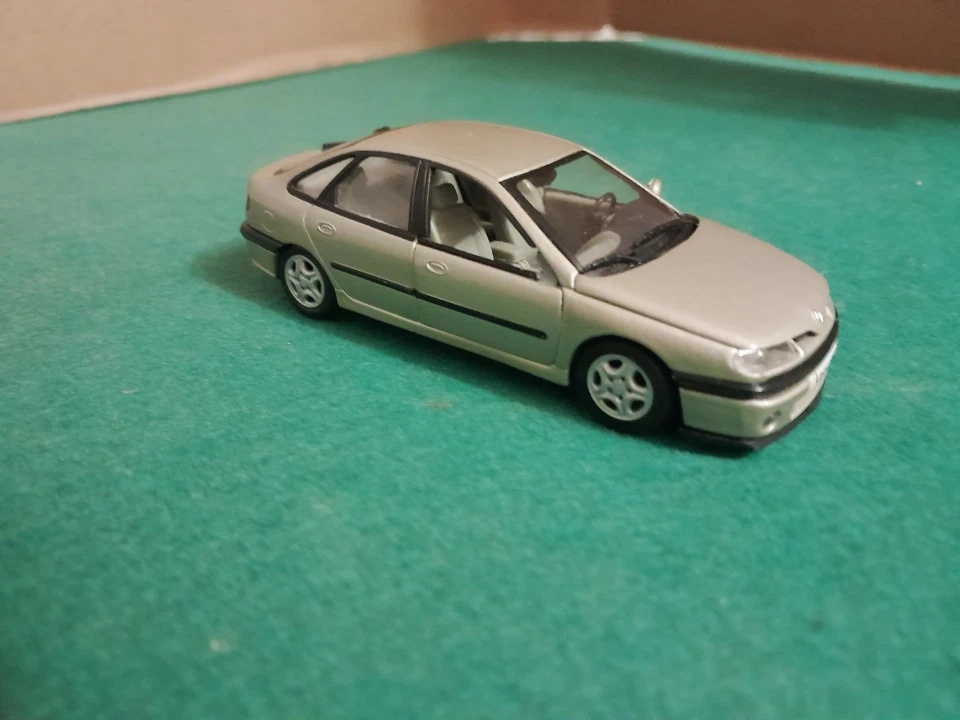UNIVERSAL HOBBIES  RENAULT LAGUNA SEDAN SLATE GREY  NO BOX - Image 2 of 4