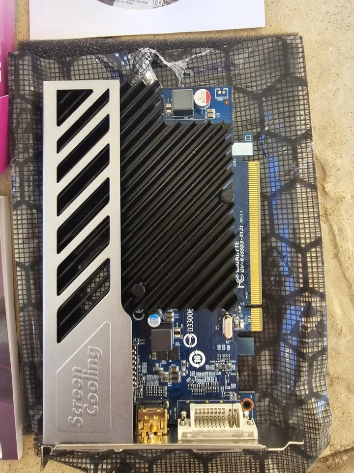 GIGABYTE ATI Radeon HD 4550 DDR3 64-bit Graphics Video Card GV-R455D3-512I - Image 2 of 4