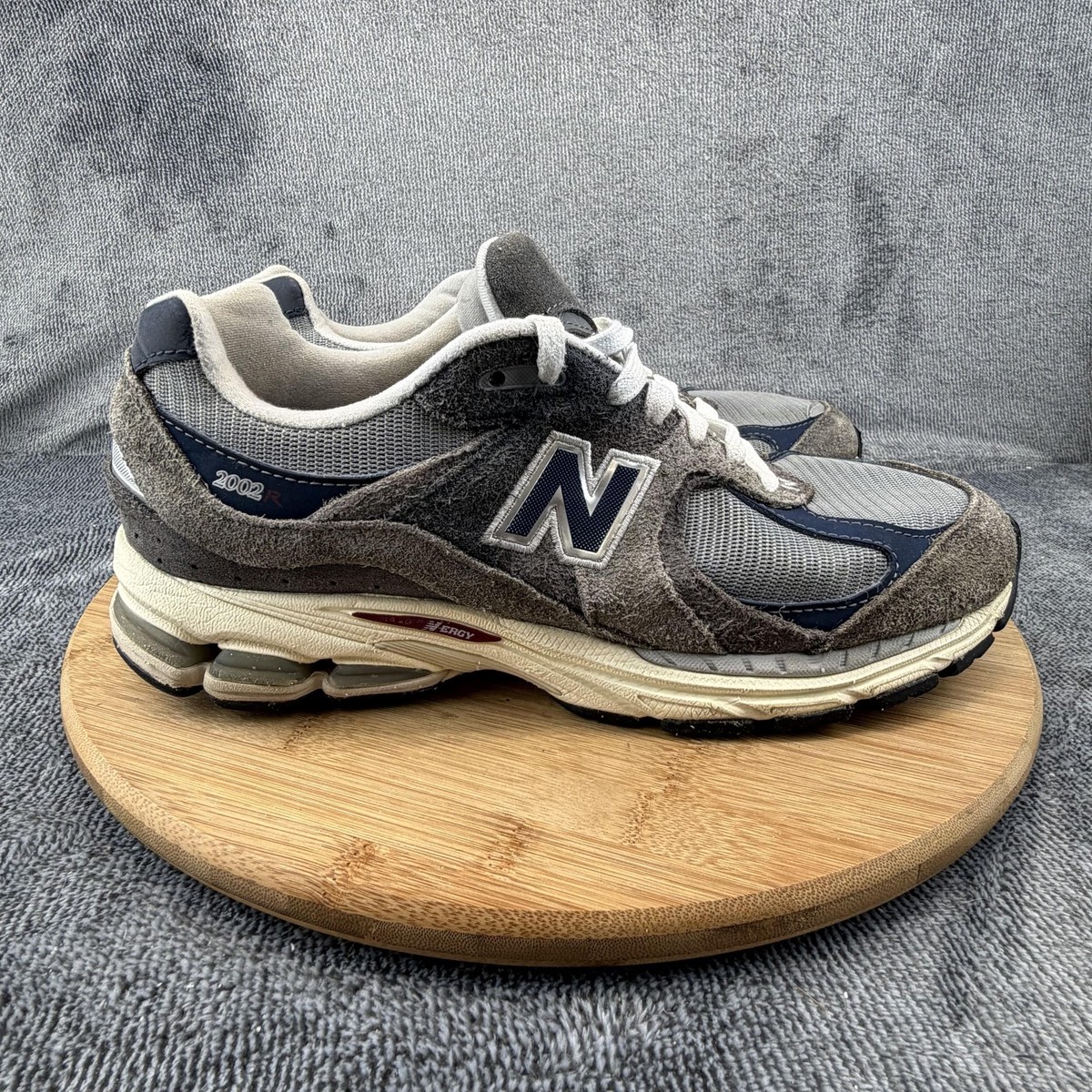 New Balance 2002R Shoes Mens Size 8.5 Gray Suede Running 
