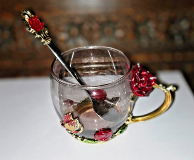 Kaffee Tee Tasse Löffel Glas Emaille Gold & Rot Rose Schmetterling Blumen sehr guter Zustand