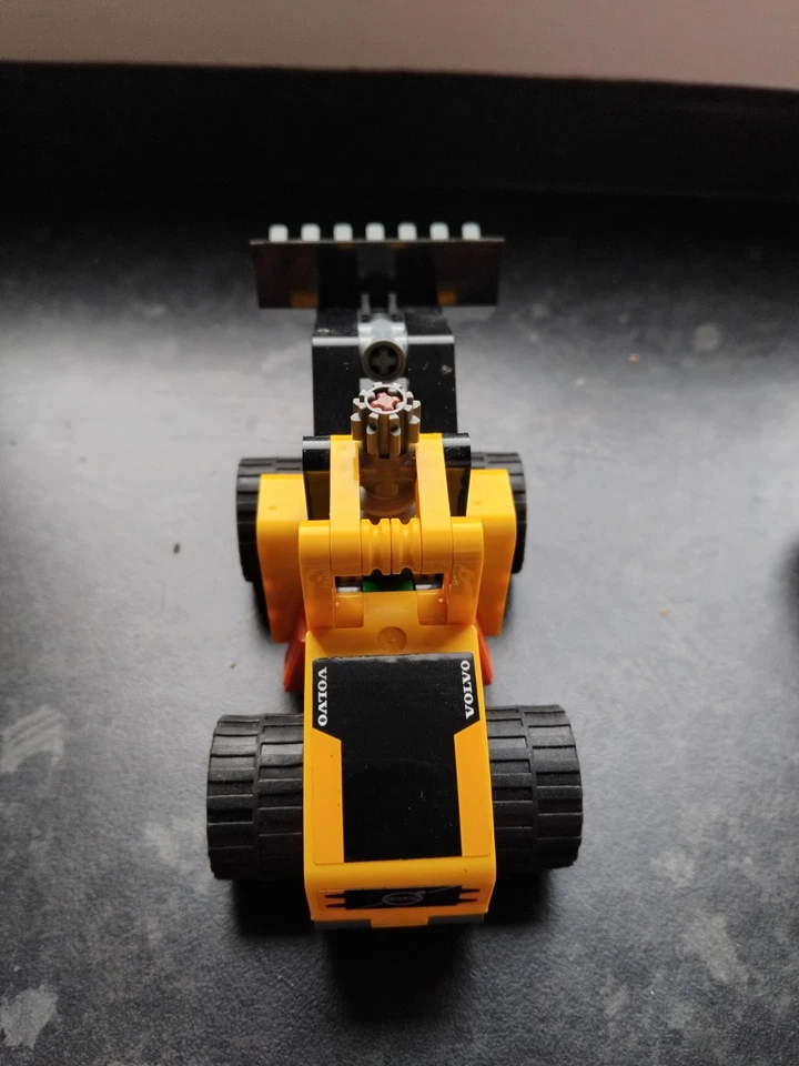 LEGO Technic 30433 Volvo Wheel Loader, photo 4 of 5