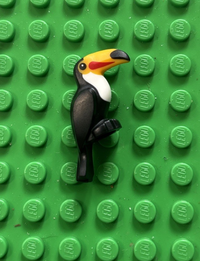 チェブRシカとなっております LEGO Minifigure Black Toucan Bird Orange & Red Beak Series 22
