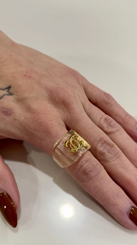 Anillo Chanel Transparente Resina Oro Logo - Excelente Estado Talla 7 Foto 2 de 4