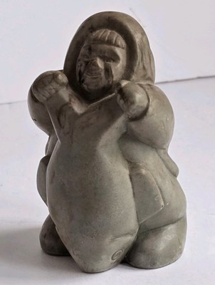 Inuit Steinschnitzerei Nanaimo B C Kanada handgeschnitzt Skulptur Eskimo hält Fisch