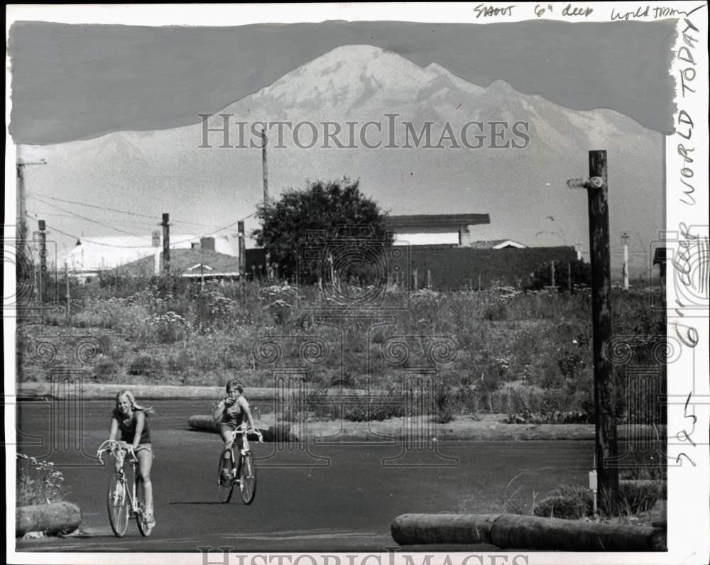 1973 Press Photo Children riding bikes at Point Roberts in Washington