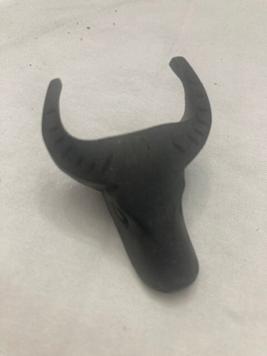 Asiatisches Ebenholz schwarzes Holz handgeschnitzt Holz Netsuke gehörntes Tier Ochse Stierkopf - Bild 1 von 3