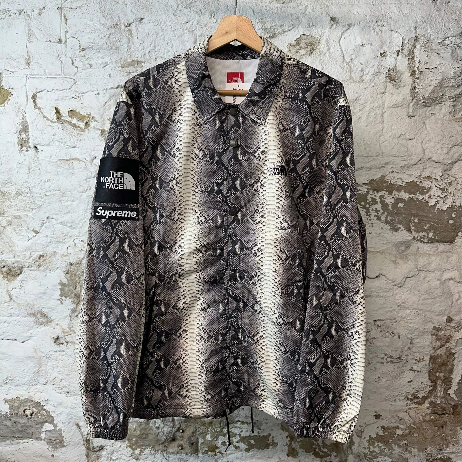 Veste d'entraîneur Supreme The North Face peau de serpent couture collée taille L