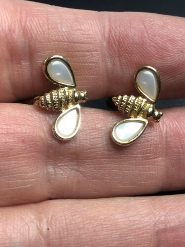 3479 AVON Vtg Goldtone Bee clip on earrings