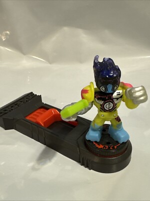 2021 LEGENDS OF AKEDO Series 2 SYNTHFYRE Figure - Arcade Warriors - Rare Listing