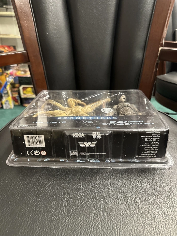 NECA Prometheus TRILOBITE vs ENGINEER Battle Damaged 2012 TRU EXCLUSIVE   sealed - Image 3 of 4
