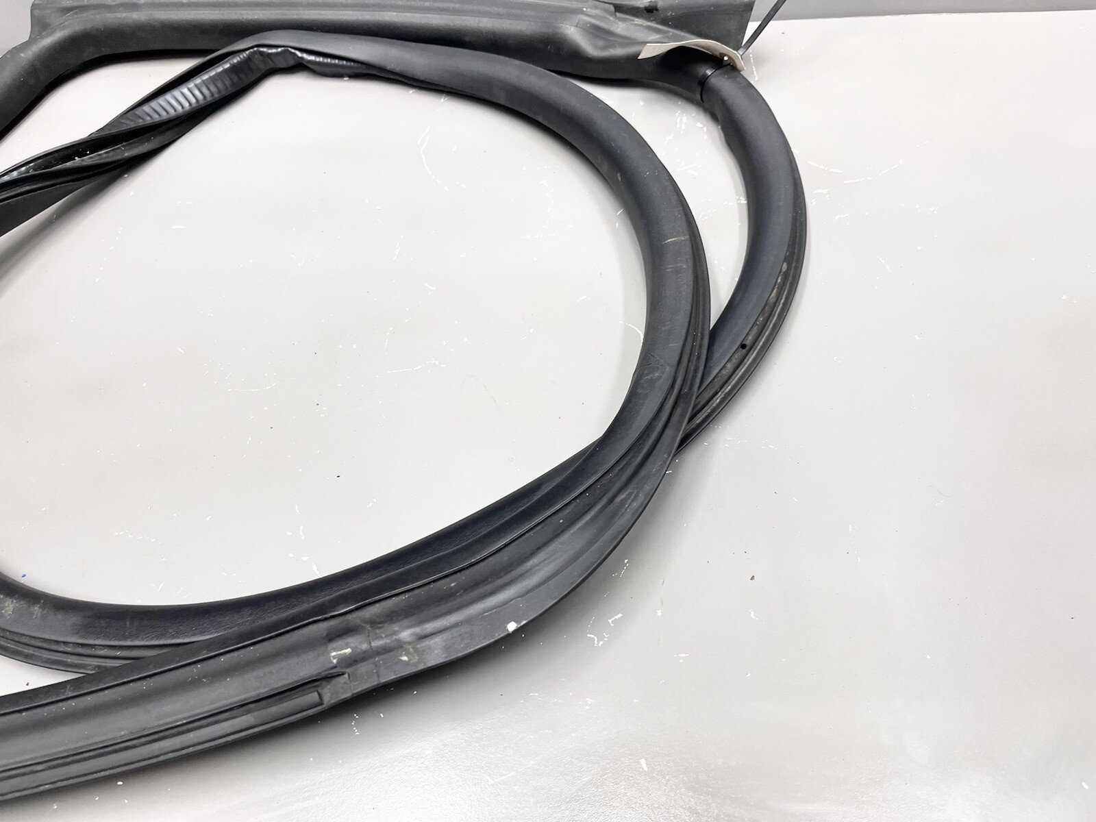 ⭐️2017-2020 MASERATI LEVANTE REAR RIGHT SIDE DOOR BODY WEATHERSTRIP SEAL OEM