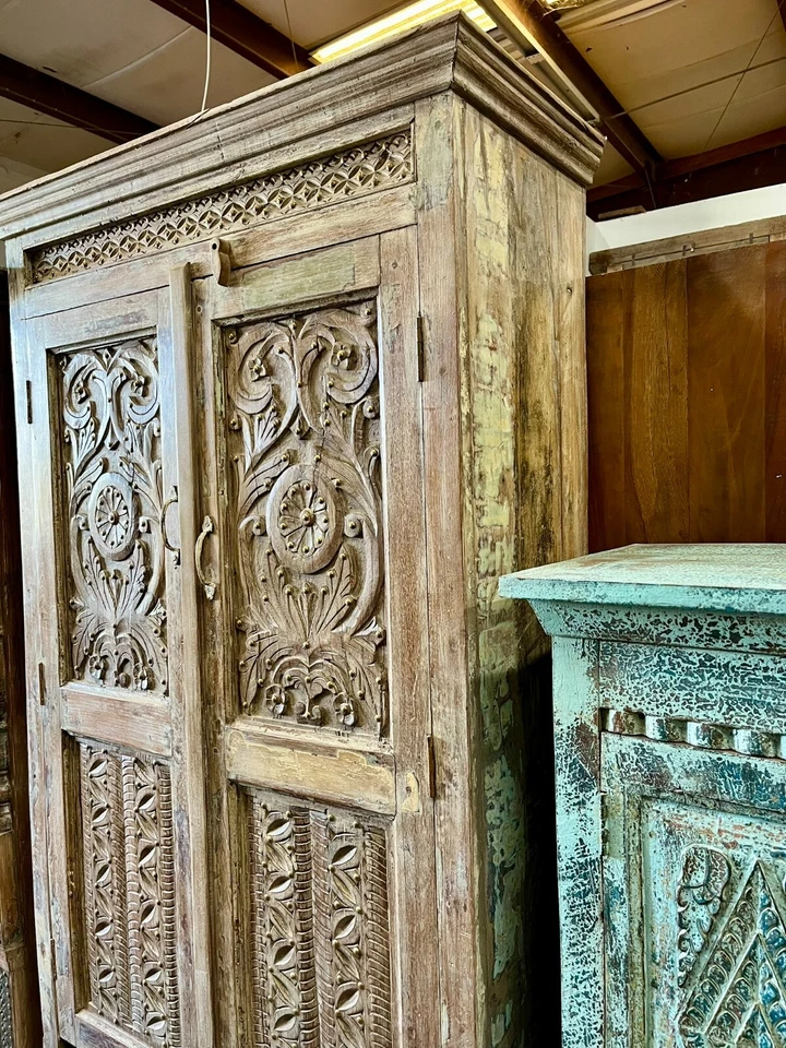 Armario antiguo tachuelas de latón talladas a mano lavadas en arena armario de madera rústica 72x39 Foto 2 de 4