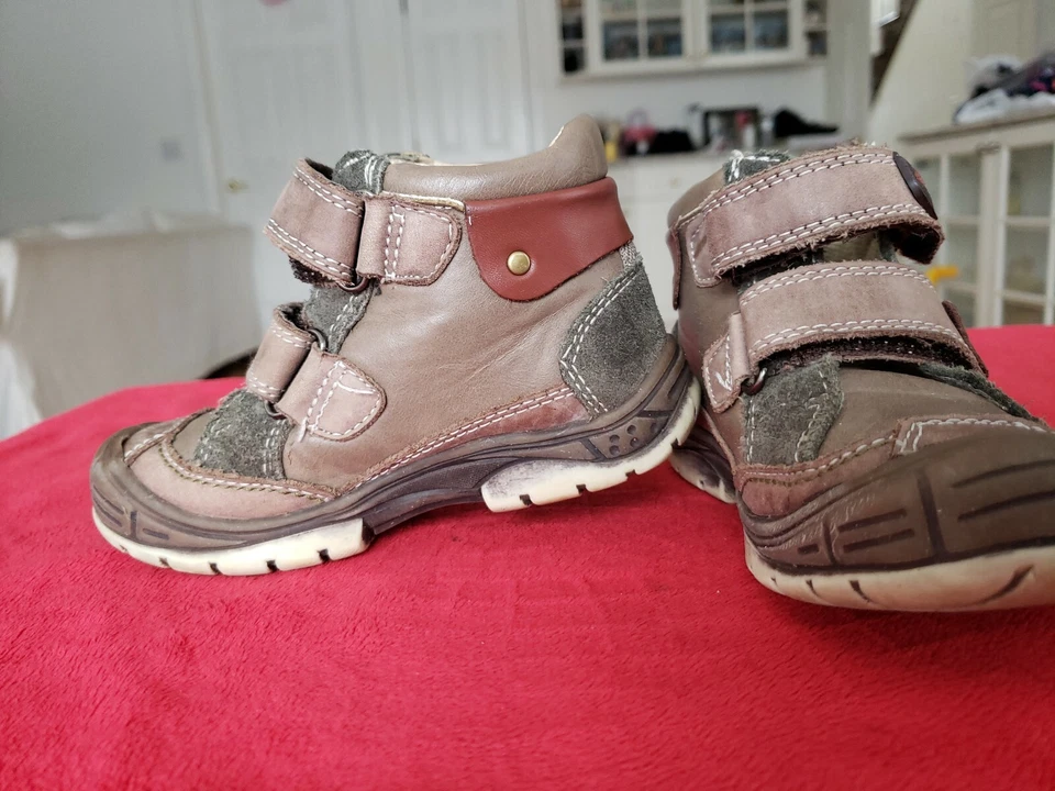 Botas de cuero marrón Beeko Etini para niños talla 8,5 euros 25 Foto 4 de 4