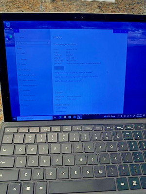 Microsoft Surface Pro 4, detachable keyboard, Intel i5, 8GB RAM 256 GB SSD