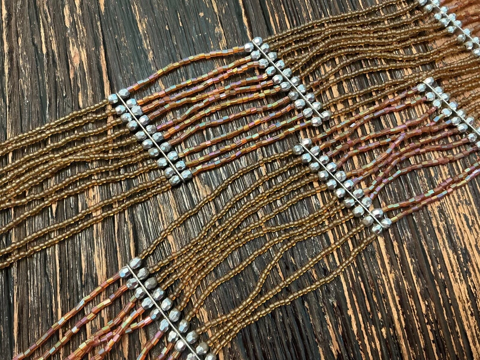 Cinturón de cintura artesanal hecho a mano con cuentas de semillas bohemias color marrón Foto 2 de 4