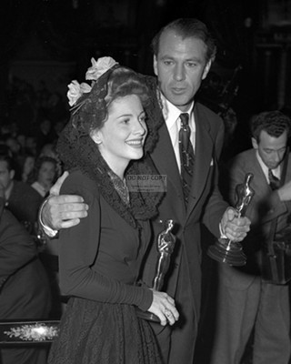 JOAN FONTAINE GARY COOPER HOLD OSCARS AFTER ACADEMY AWARDS 8X10  PHOTO (CC-040)
