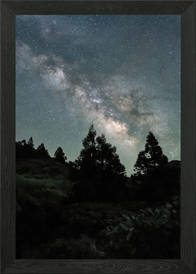 Gerahmtes Wandbild Milchstraße über dunklem Wald Poster Leinwanddruck Bild