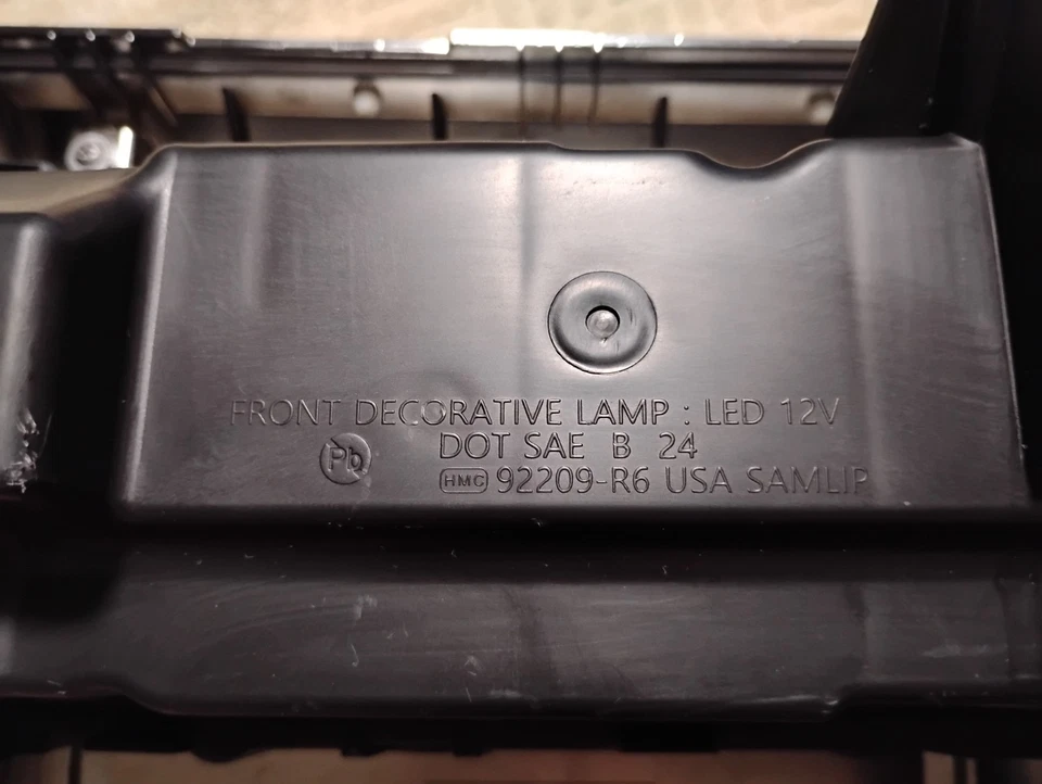 Parrilla central LED 92209-R6100 2024-2025 Hyundai Santa FE Foto 2 de 4