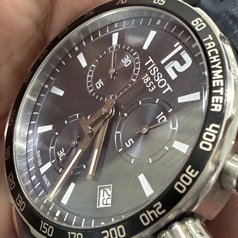 Reloj suizo cronógrafo para hombre Tissot Quickster 1853 esfera azul plata T095417 A Foto 4 de 4