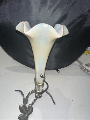 Antike Jugendstil weiße Verre de Soie Glas Vase mit Metall Ast Ständer