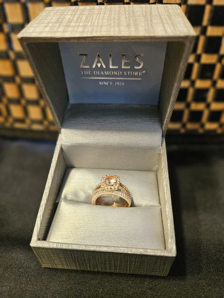 Morganita de 6,0 mm y 5/8 quilates T.W. Juego nupcial de vástago dividido con marco cuadrado de diamante Foto 4 de 4