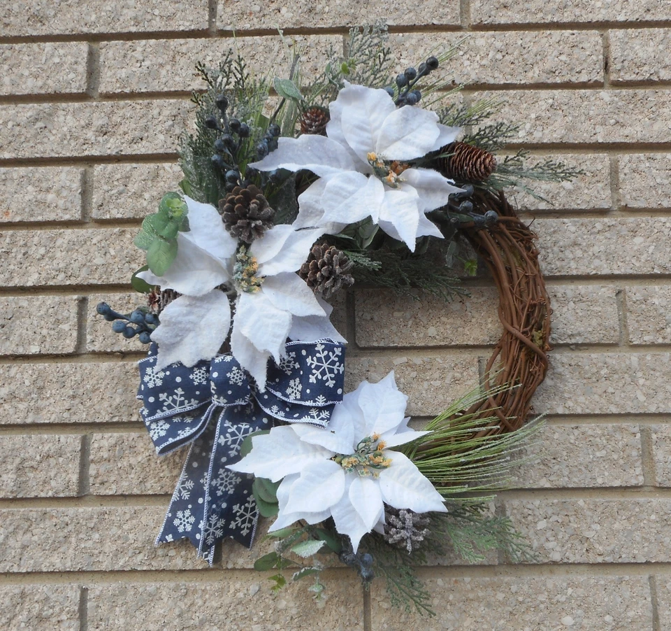 Corona de vid navideña de 22" conos de pino blanco como la nieve bayas vacaciones Foto 2 de 4