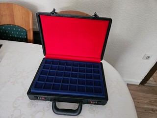 Koffer abschlißbar mit zahlenschloss und 6 Tableaus für Münzen sehe Fotos