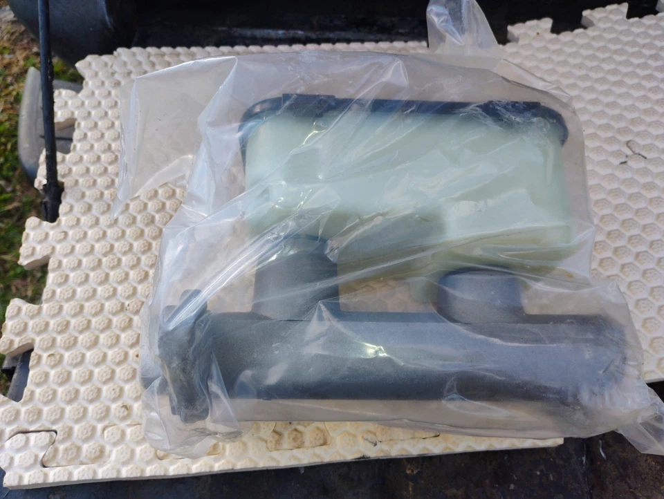 Cilindro maestro de freno para Chevrolet C3500 K3500 1994-2000 95-99 P30 GMC P3500 Foto 3 de 3