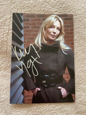 KIRSTY YOUNG (NEWS PRESENTER) GENUINE HAND SIGNED PHOTO- UNDEDICATED