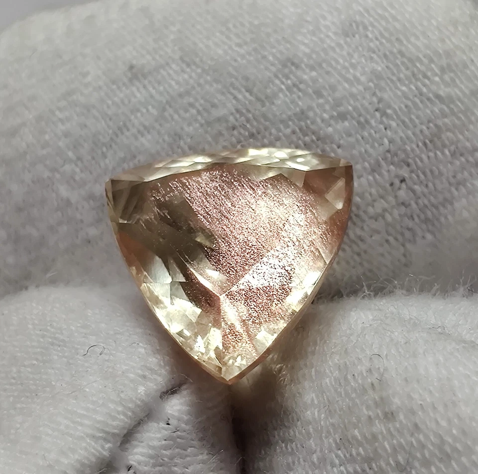 4.7 Cts Natural Pink Schiller Oregon Sunstone Faceted Trillion Gemstone Jewelry - Image 4 of 4