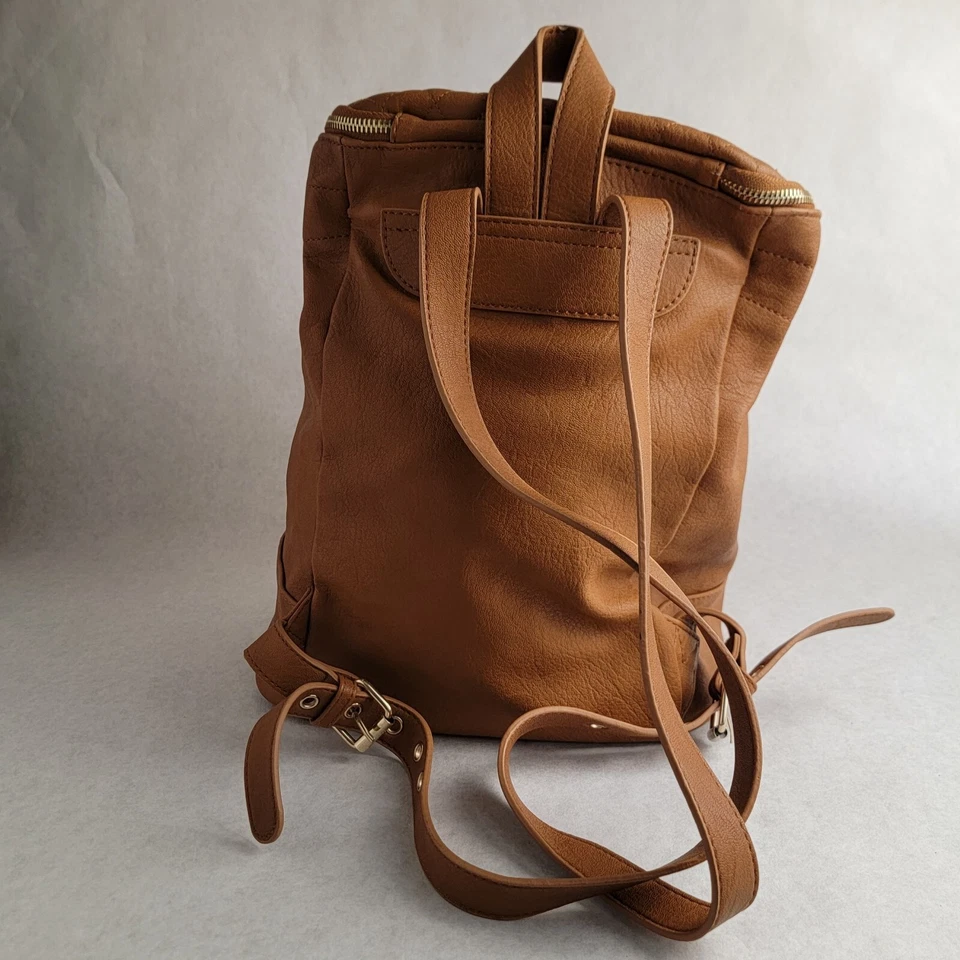 Mochila FOREVER 21 imitación cuero tostado dorado herrajes correas ajustables acolchada superior Foto 4 de 4