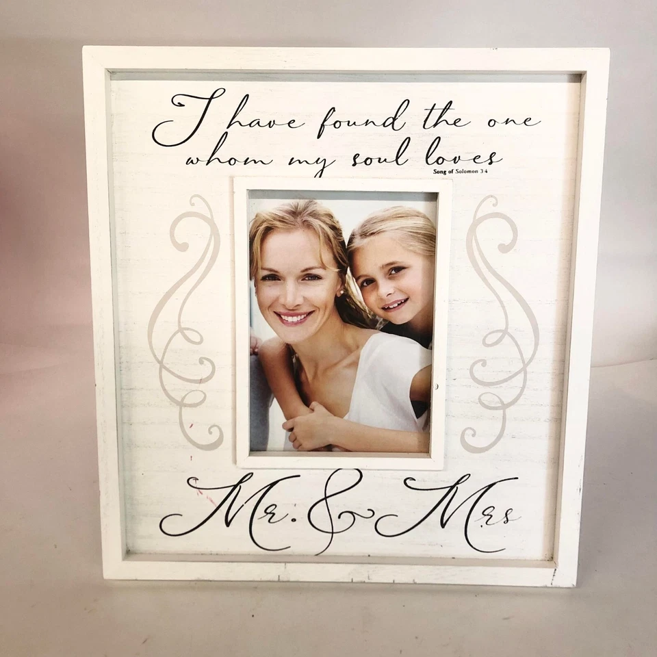 Marco de fotos de pareja de madera con soporte para foto 5x7", blanco, "Sr. y Sra." Foto 2 de 4