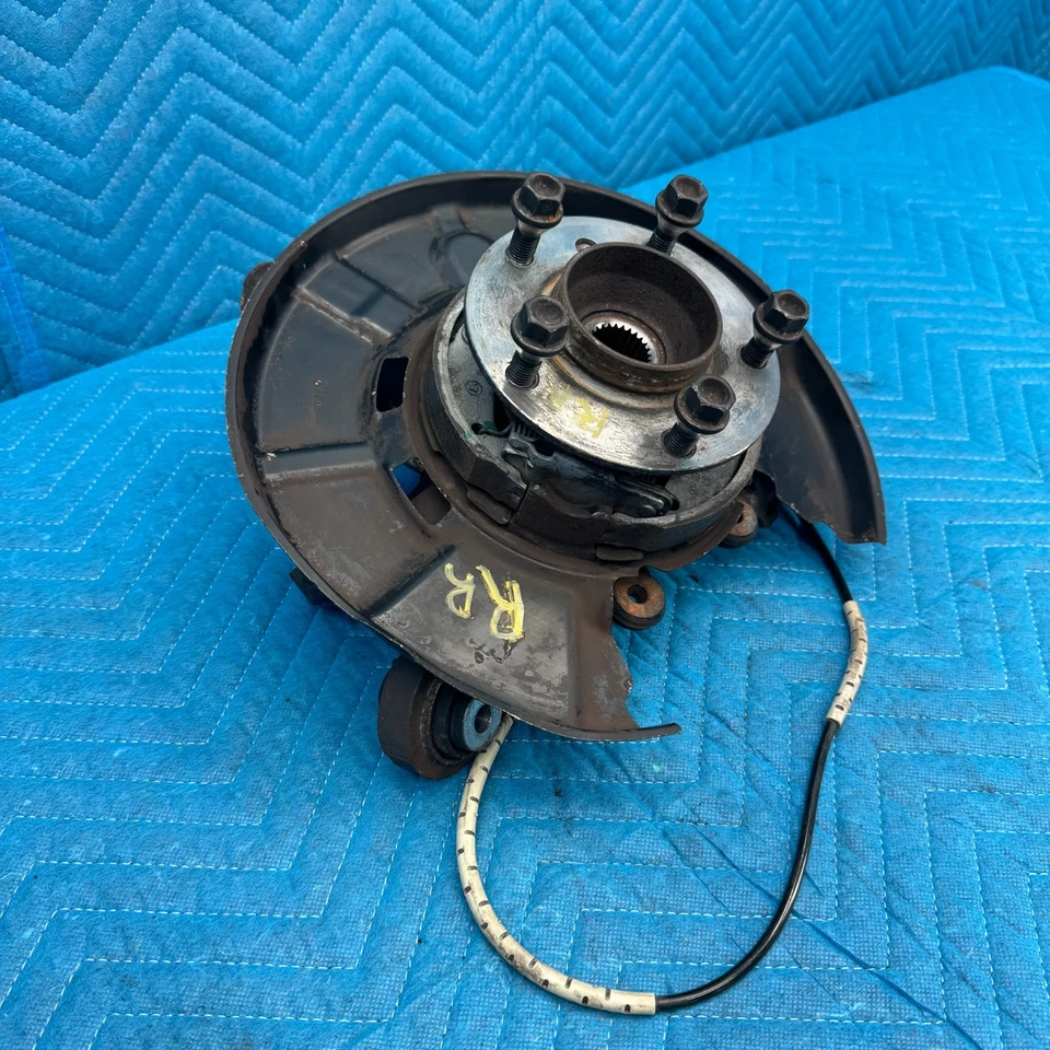 BMW 325i 2006-2011 nudillo trasero derecho con buje y sensor ABS OEM 6761580 99 k Foto 4 de 4