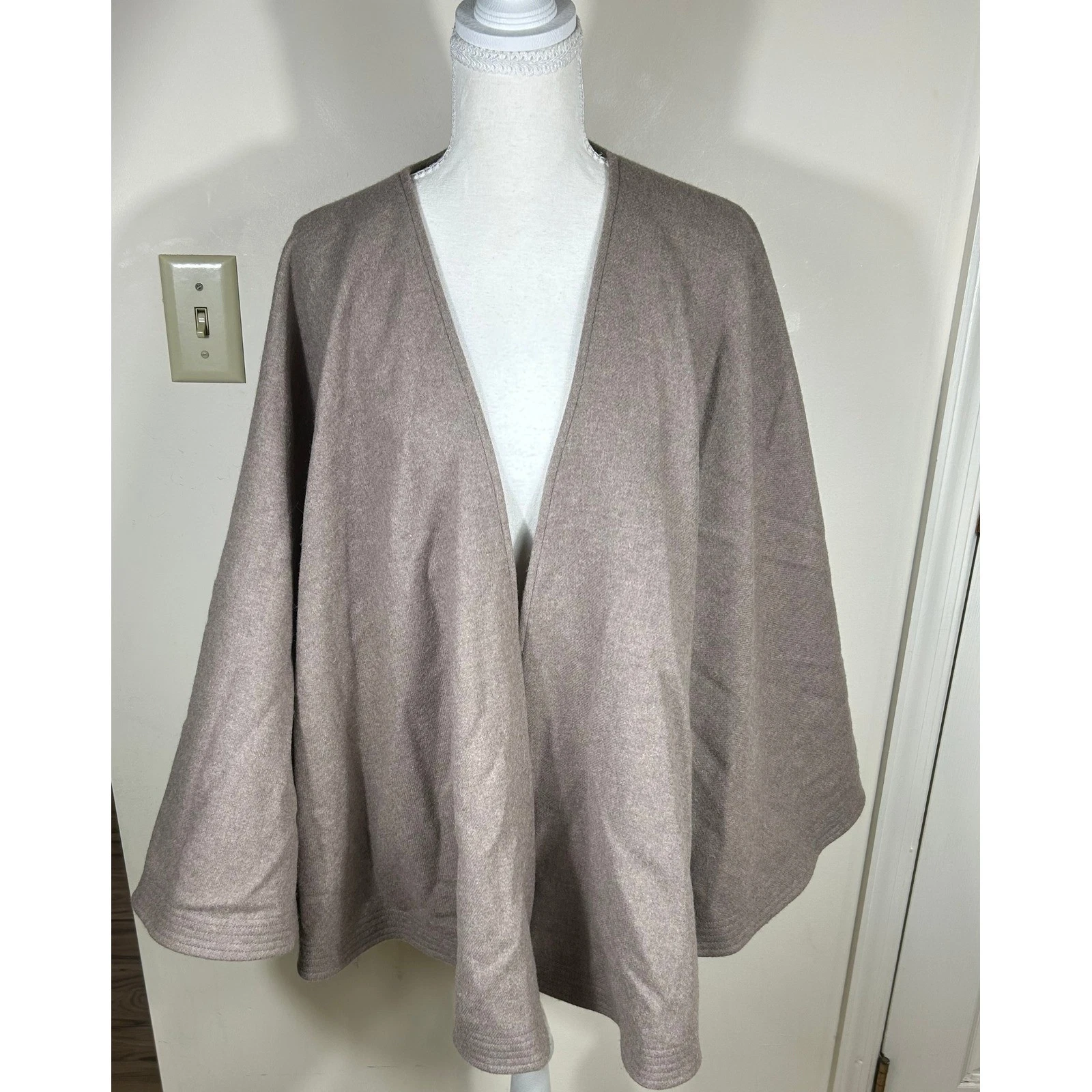 Ann Taylor Wool Cape Poncho Women's Brown Wrap Shawl Layering Neutral Minimalist
Opens in a new wind