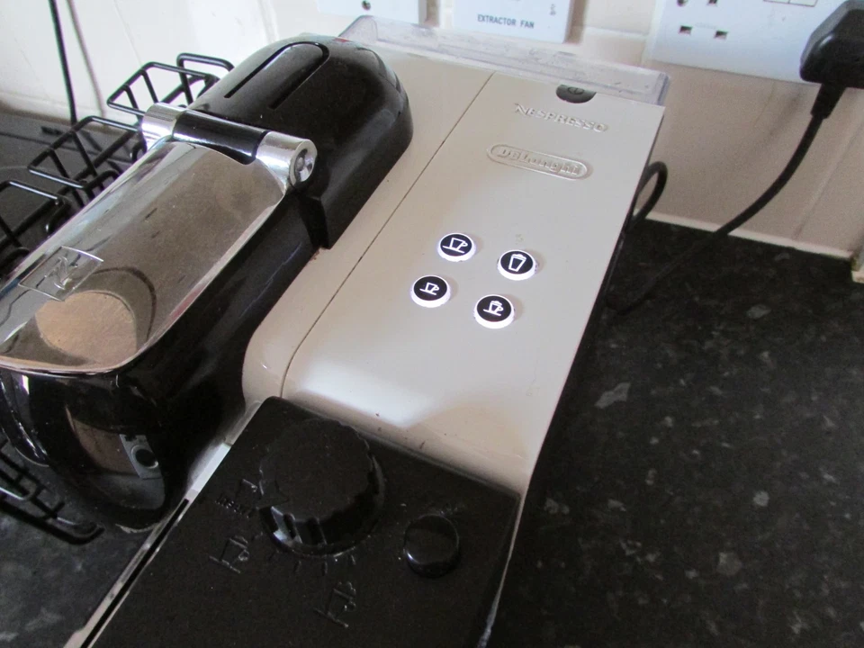 DeLonghi EN520.W Nespresso Lattissima plus Coffee Maker White To enhance yourday, photo 2 of 5