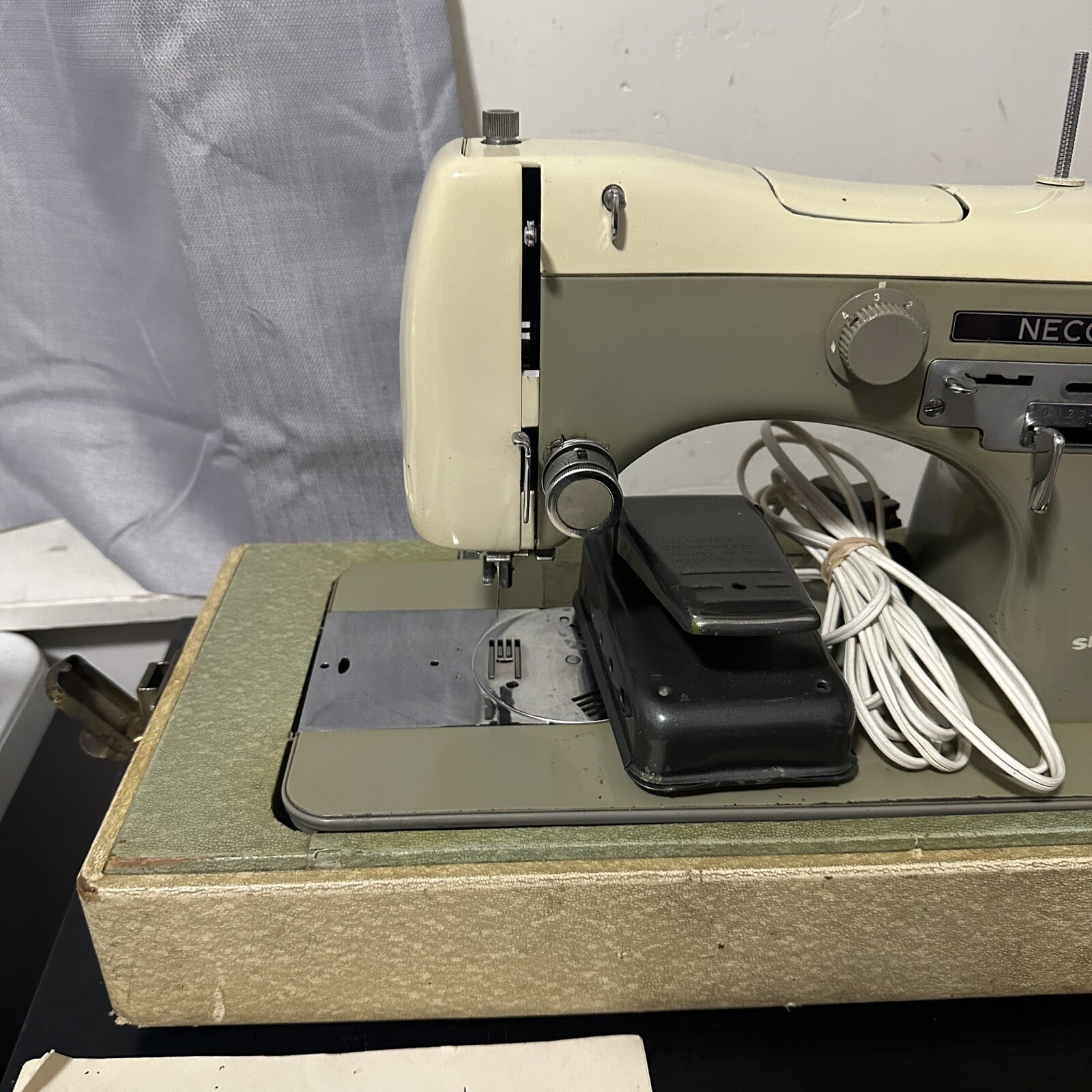 NECCHI BU SUPERNOVA SEWING MACHINE w/ PEDAL, CASE, & Extras *Working